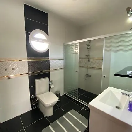 Gepflegte Mit Eigenem Pool Auf 370m² Und 2 Minuten Fussweg Zum Strand أورلا