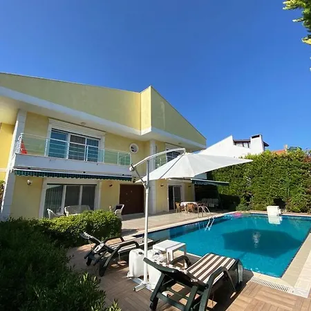 Gepflegte Mit Eigenem Pool Auf 370m² Und 2 Minuten Fussweg Zum Strand فيلة أورلا